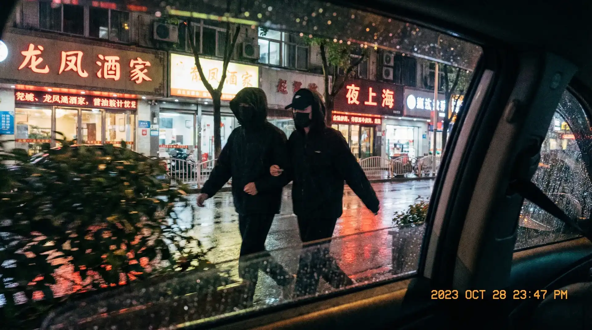 飞龙平台 - 顶流明星深夜密会现场抓拍照片